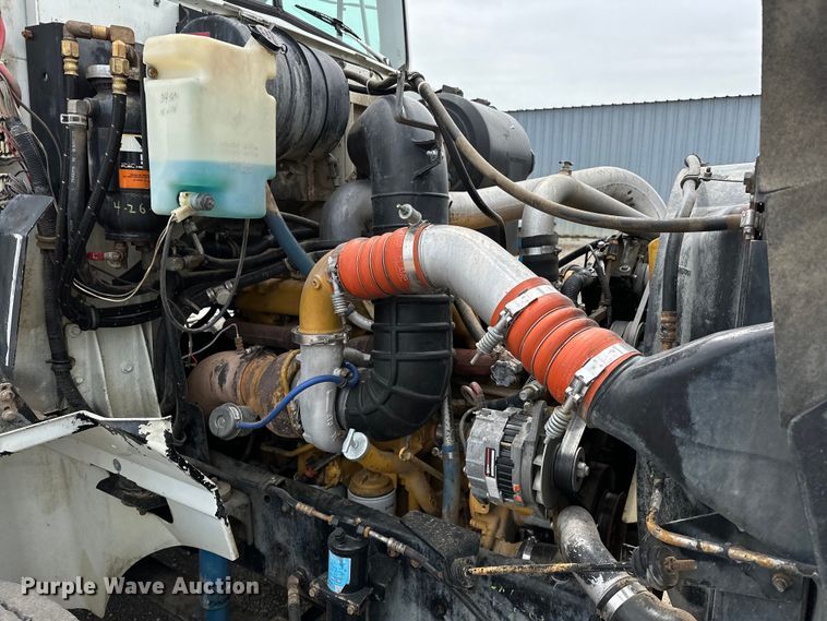 image for item EG1468 1999 International  9200 semi truck