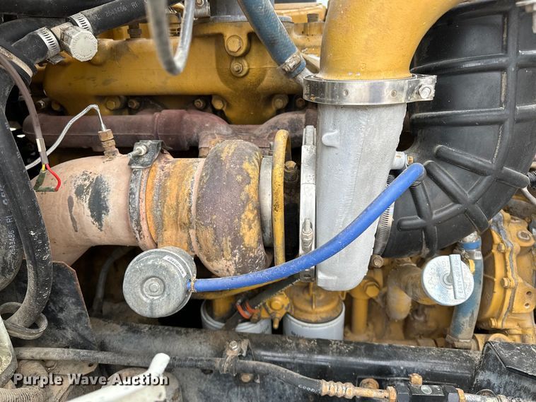 image for item EG1468 1999 International  9200 semi truck