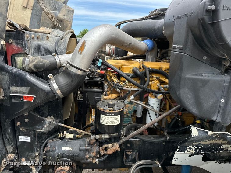 image for item EG1468 1999 International  9200 semi truck