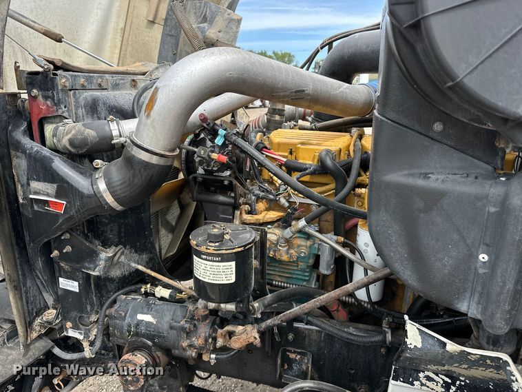 image for item EG1468 1999 International  9200 semi truck