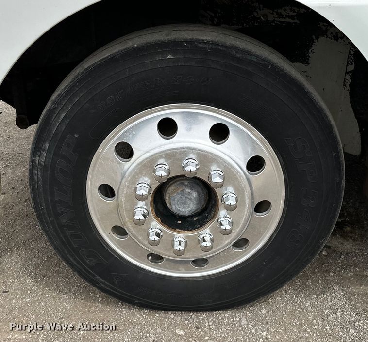 image for item EG1468 1999 International  9200 semi truck