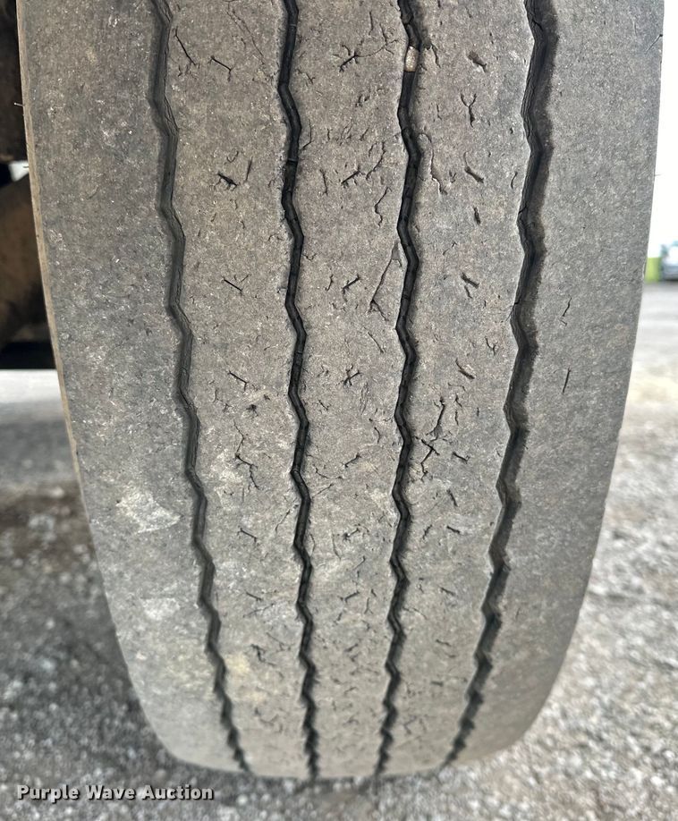 image for item EG1468 1999 International  9200 semi truck