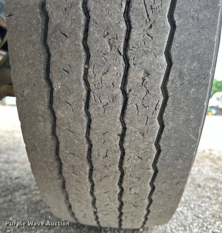 image for item EG1468 1999 International  9200 semi truck