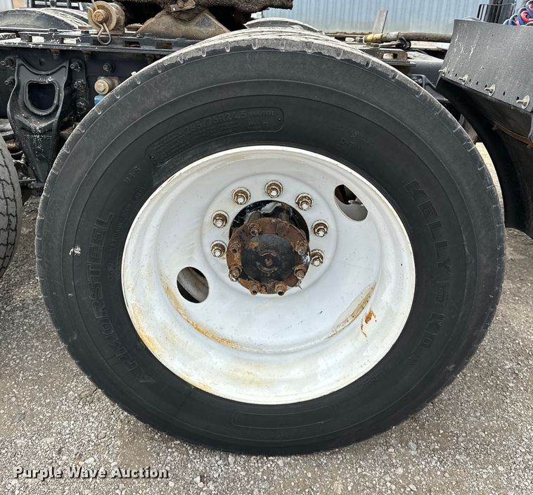 image for item EG1468 1999 International  9200 semi truck