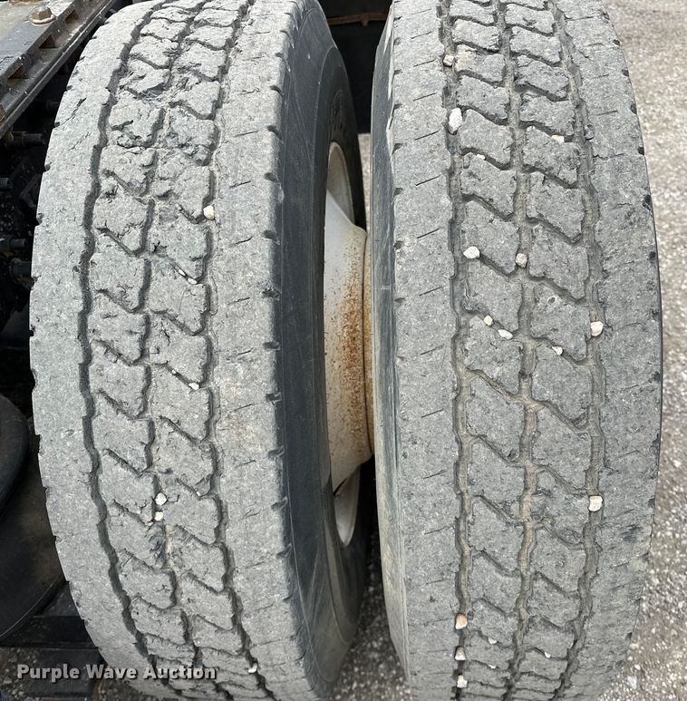 image for item EG1468 1999 International  9200 semi truck