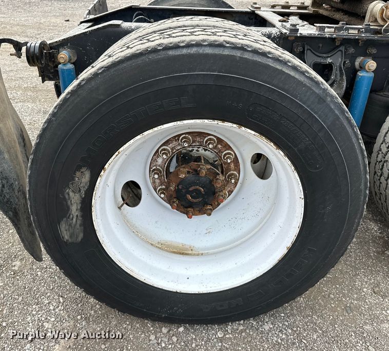 image for item EG1468 1999 International  9200 semi truck