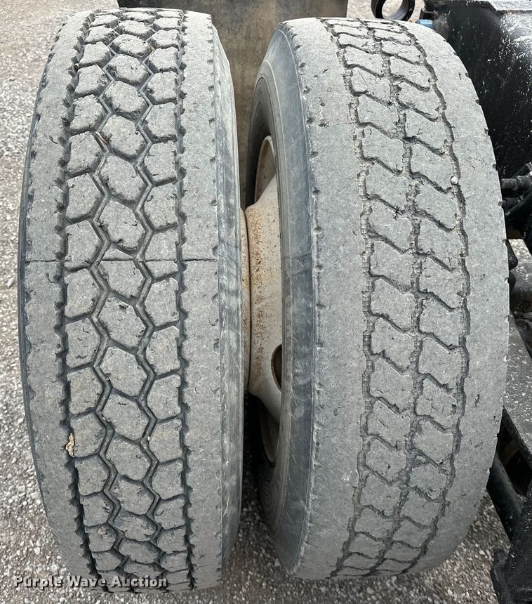 image for item EG1468 1999 International  9200 semi truck