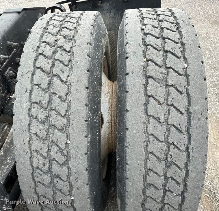 image for item EG1468 1999 International  9200 semi truck