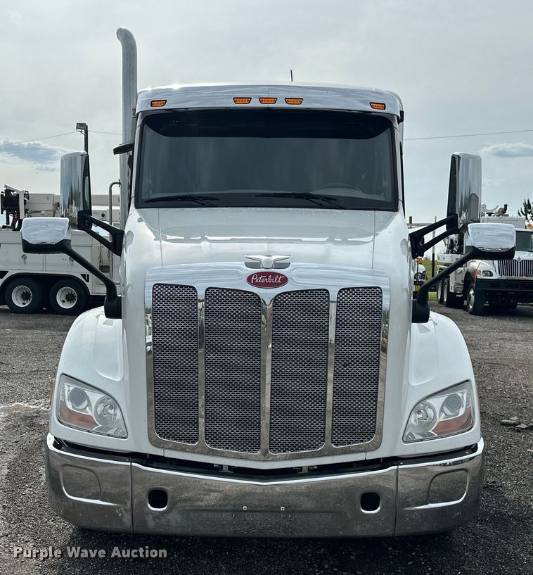 image for item EG1629 2019 Peterbilt  579 semi truck