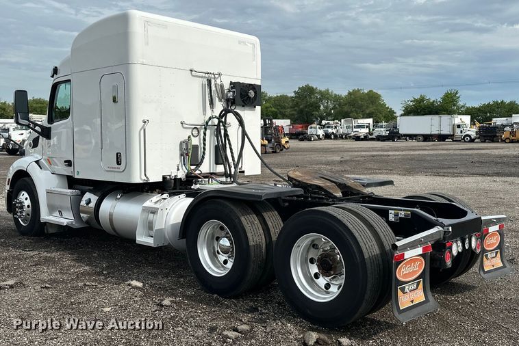 image for item EG1629 2019 Peterbilt  579 semi truck