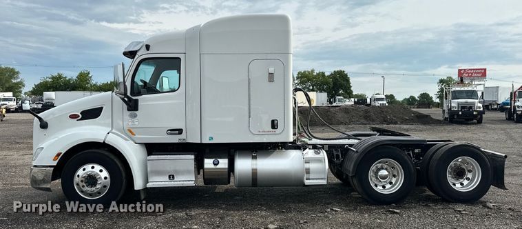 image for item EG1629 2019 Peterbilt  579 semi truck
