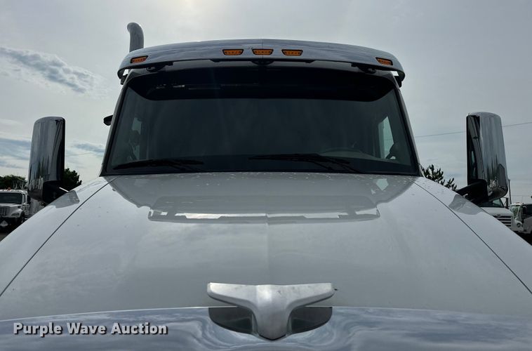 image for item EG1629 2019 Peterbilt  579 semi truck