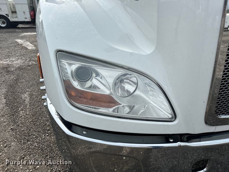 image for item EG1629 2019 Peterbilt  579 semi truck