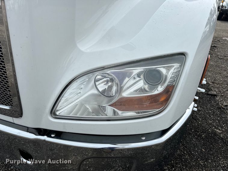 image for item EG1629 2019 Peterbilt  579 semi truck