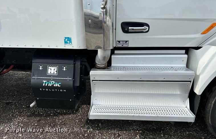 image for item EG1629 2019 Peterbilt  579 semi truck