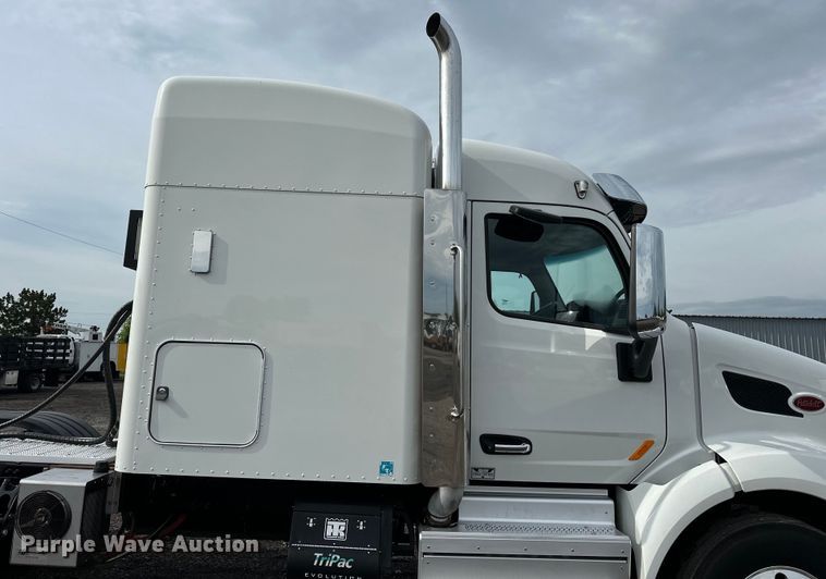 image for item EG1629 2019 Peterbilt  579 semi truck