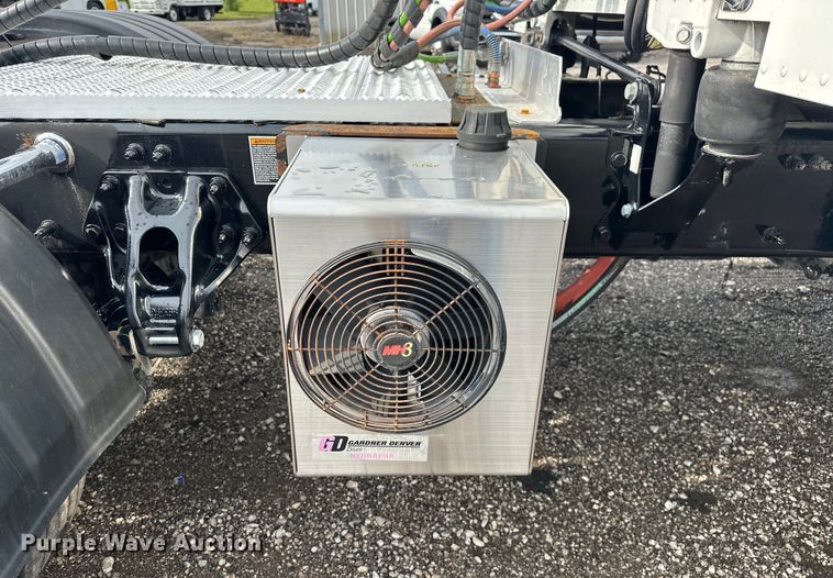 image for item EG1629 2019 Peterbilt  579 semi truck