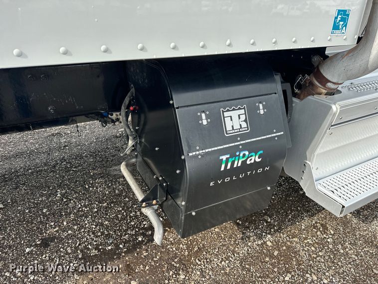 image for item EG1629 2019 Peterbilt  579 semi truck