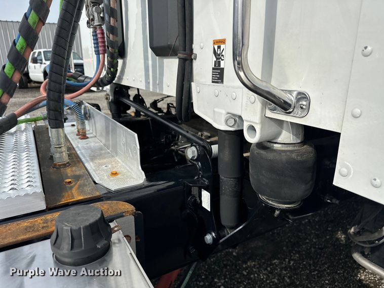 image for item EG1629 2019 Peterbilt  579 semi truck