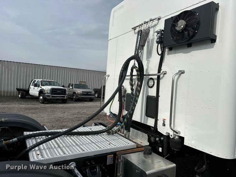 image for item EG1629 2019 Peterbilt  579 semi truck