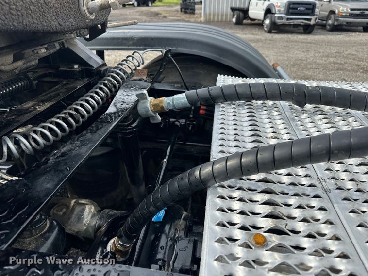 image for item EG1629 2019 Peterbilt  579 semi truck