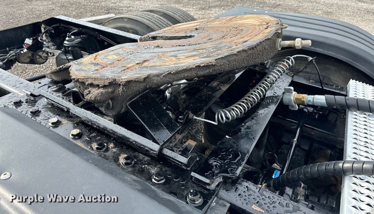 image for item EG1629 2019 Peterbilt  579 semi truck