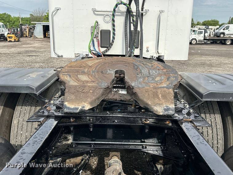 image for item EG1629 2019 Peterbilt  579 semi truck