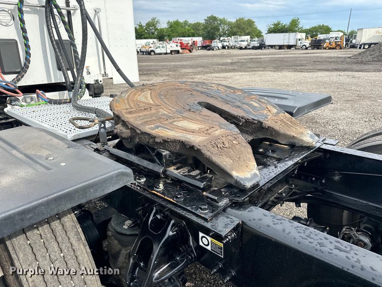 image for item EG1629 2019 Peterbilt  579 semi truck