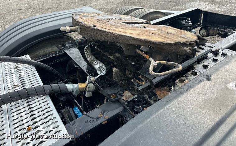 image for item EG1629 2019 Peterbilt  579 semi truck