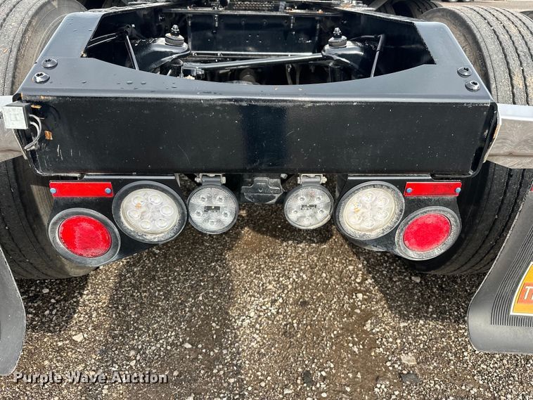 image for item EG1629 2019 Peterbilt  579 semi truck