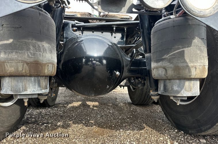 image for item EG1629 2019 Peterbilt  579 semi truck