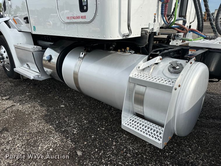 image for item EG1629 2019 Peterbilt  579 semi truck