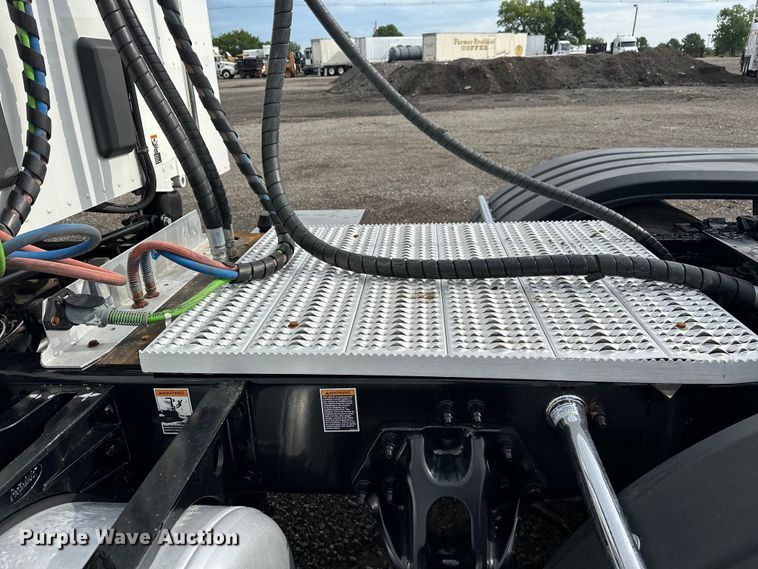 image for item EG1629 2019 Peterbilt  579 semi truck