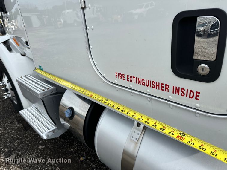 image for item EG1629 2019 Peterbilt  579 semi truck