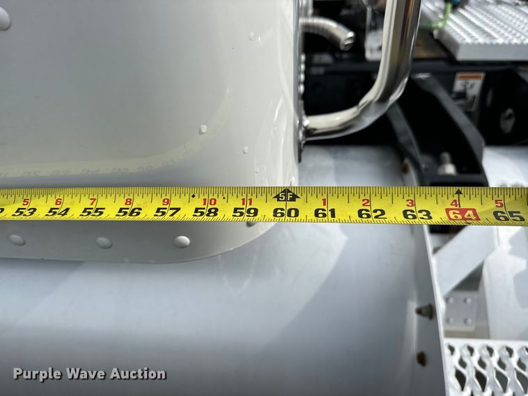 image for item EG1629 2019 Peterbilt  579 semi truck