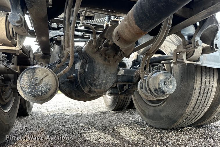 image for item EG1629 2019 Peterbilt  579 semi truck