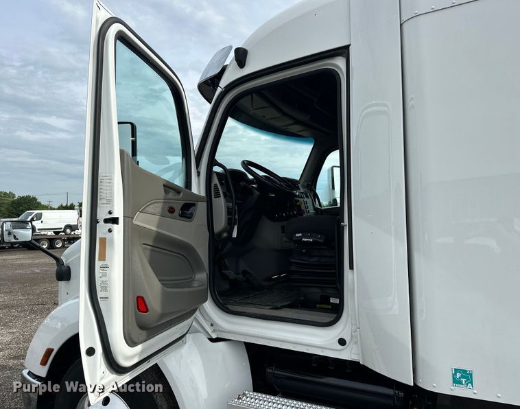 image for item EG1629 2019 Peterbilt  579 semi truck