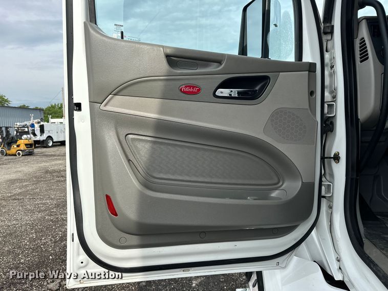 image for item EG1629 2019 Peterbilt  579 semi truck