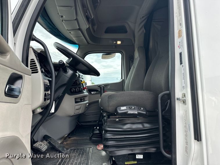 image for item EG1629 2019 Peterbilt  579 semi truck