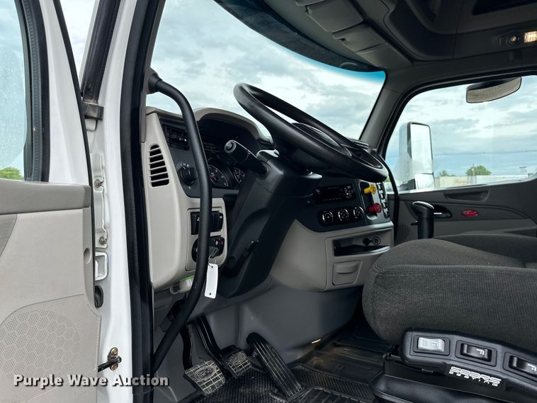 image for item EG1629 2019 Peterbilt  579 semi truck