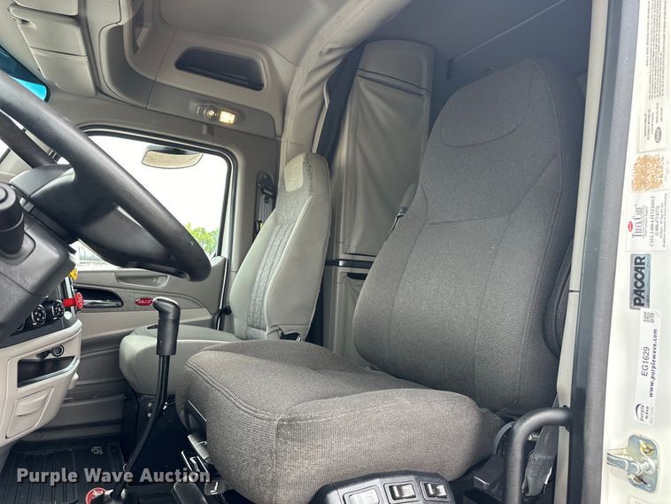 image for item EG1629 2019 Peterbilt  579 semi truck