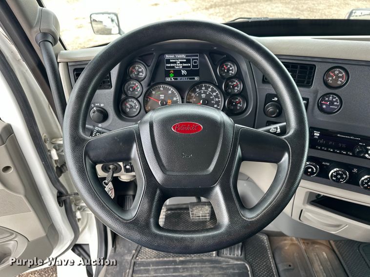 image for item EG1629 2019 Peterbilt  579 semi truck