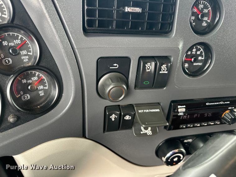 image for item EG1629 2019 Peterbilt  579 semi truck