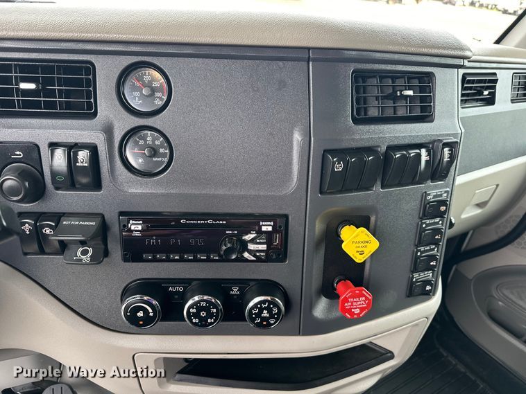 image for item EG1629 2019 Peterbilt  579 semi truck