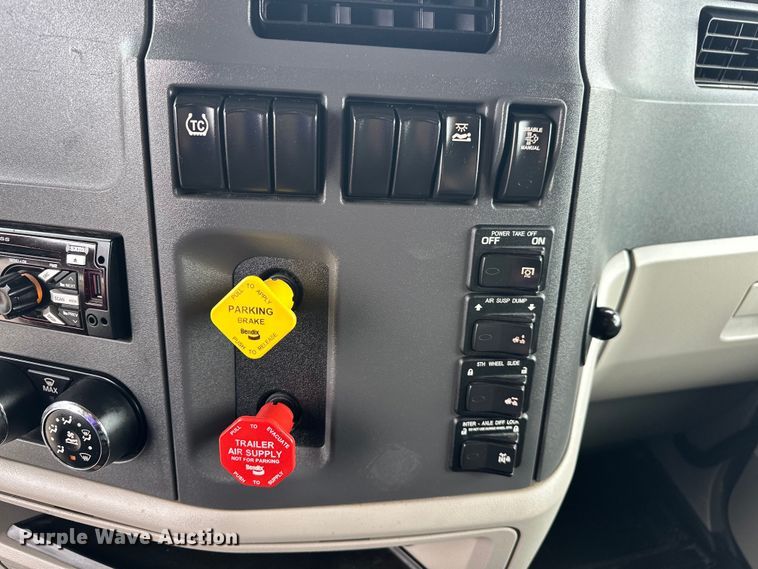 image for item EG1629 2019 Peterbilt  579 semi truck