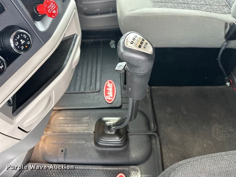 image for item EG1629 2019 Peterbilt  579 semi truck