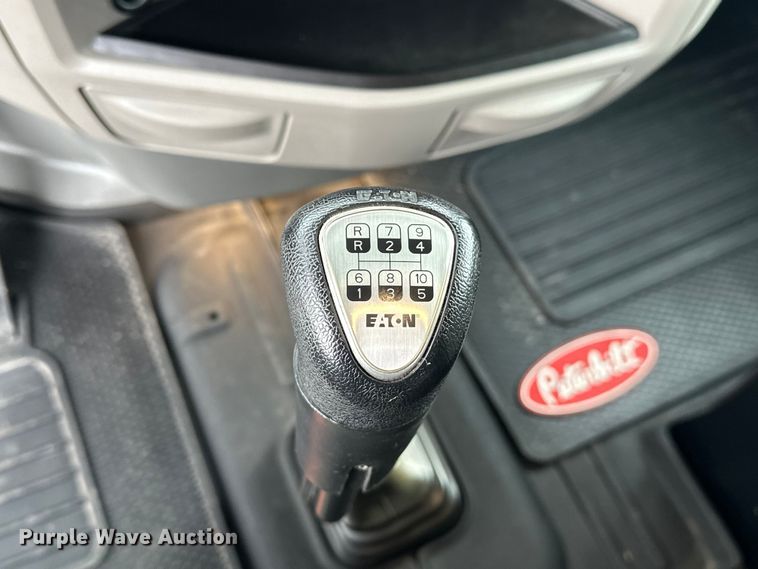 image for item EG1629 2019 Peterbilt  579 semi truck