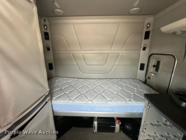 image for item EG1629 2019 Peterbilt  579 semi truck