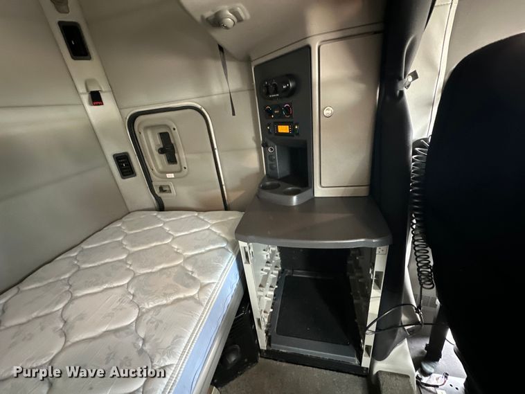 image for item EG1629 2019 Peterbilt  579 semi truck