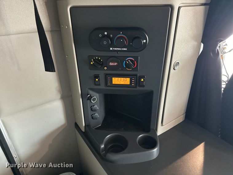 image for item EG1629 2019 Peterbilt  579 semi truck